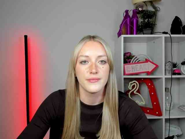 EvelynBlond26 webcam