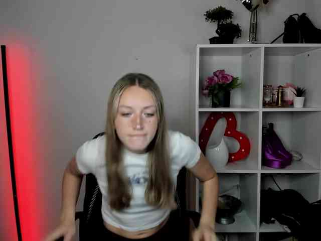EvelynBlond26 webcam