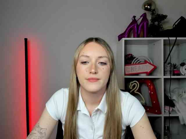 EvelynBlond26 webcam