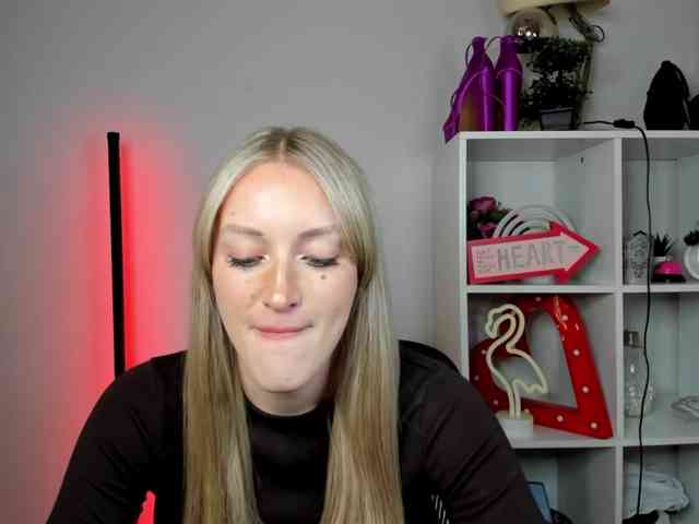 EvelynBlond26 webcam