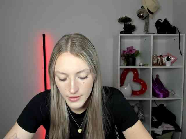 EvelynBlond26 webcam