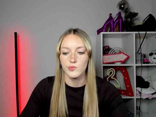 EvelynBlond26 webcam