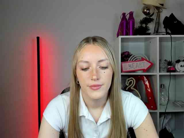 EvelynBlond26 webcam