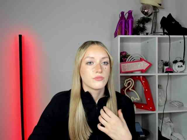 EvelynBlond26 webcam