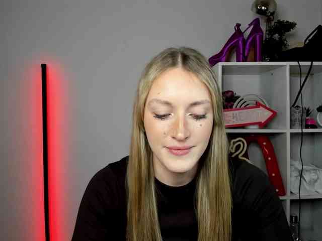 EvelynBlond26 webcam