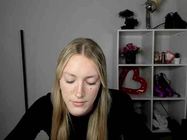 EvelynBlond26 webcam