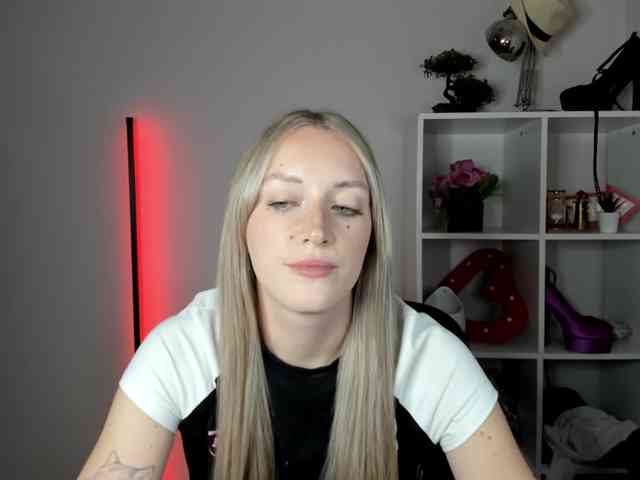 EvelynBlond26 webcam