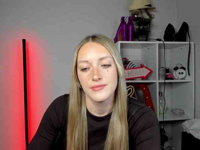 EvelynBlond26 webcam