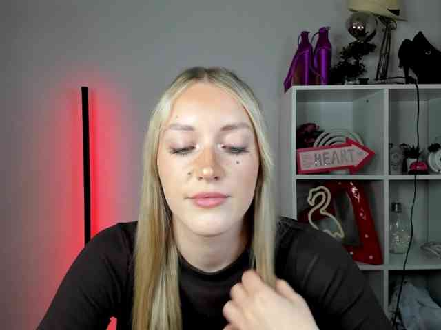 EvelynBlond26 webcam