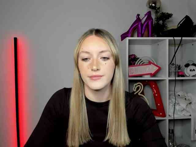 EvelynBlond26 webcam