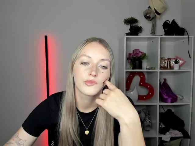 EvelynBlond26 webcam