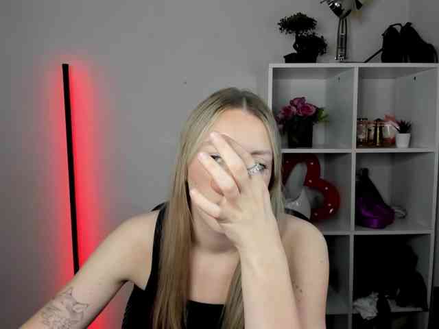 EvelynBlond Live Webcam on BongaCams