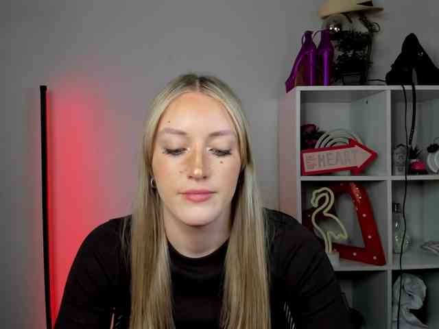EvelynBlond26 webcam