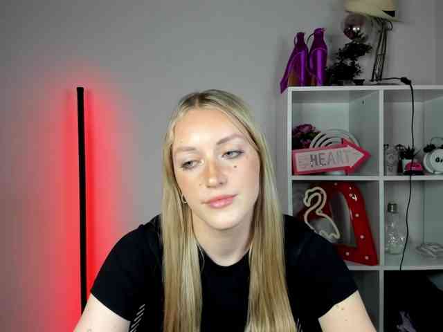 EvelynBlond26 webcam