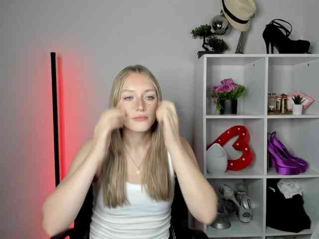 EvelynBlond26 webcam