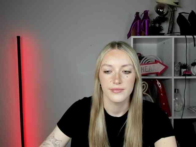 EvelynBlond26 webcam
