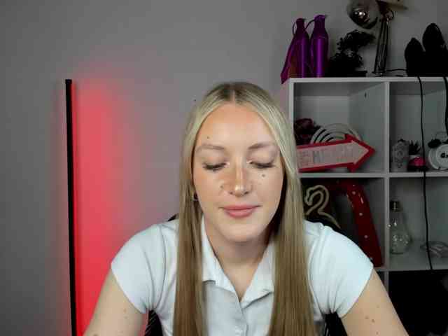 EvelynBlond26 webcam