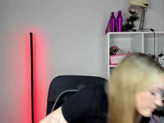 EvelynBlond26 webcam