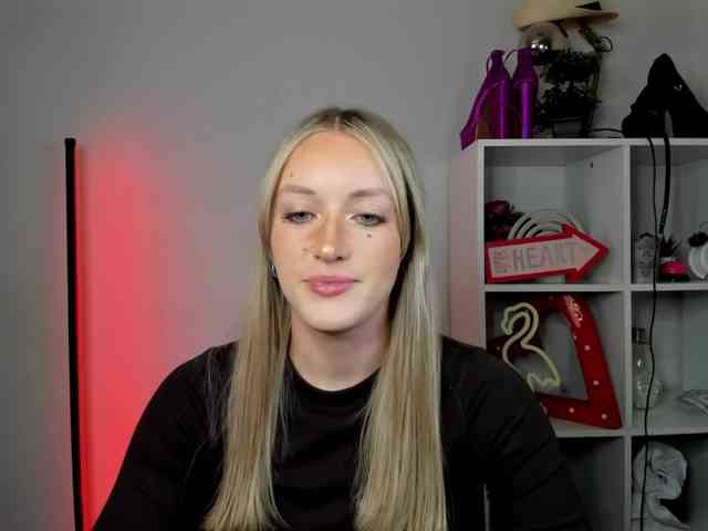 EvelynBlond26 webcam