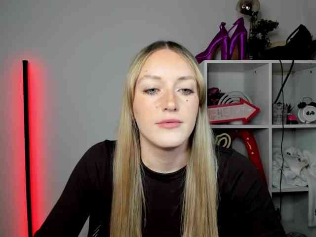 EvelynBlond26 webcam