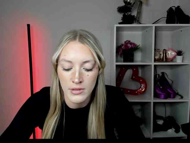 EvelynBlond26 webcam