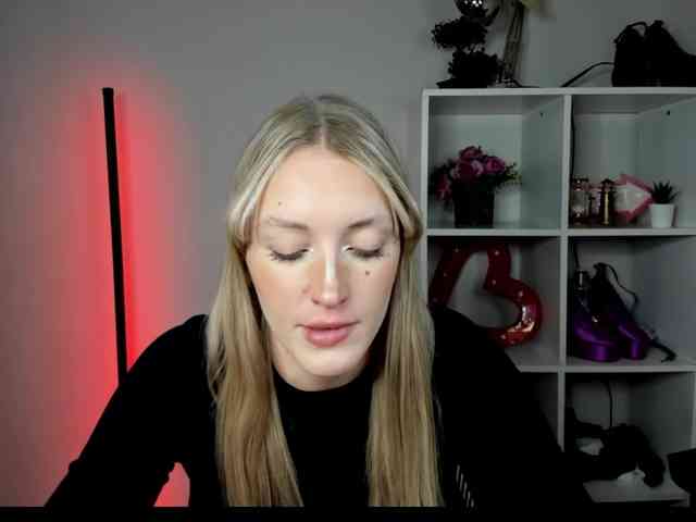 EvelynBlond26 webcam
