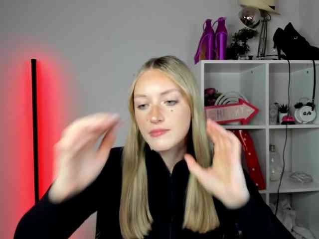 EvelynBlond26 webcam