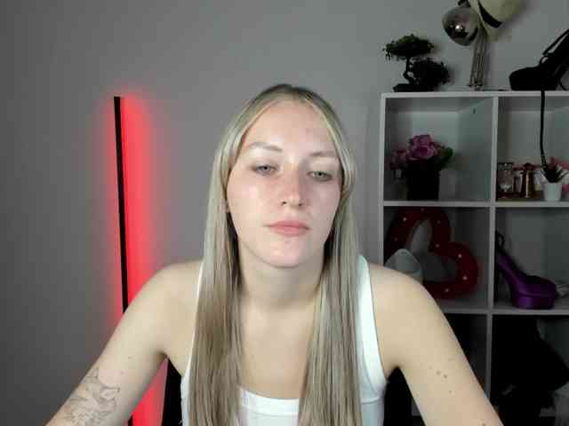 EvelynBlond26 webcam