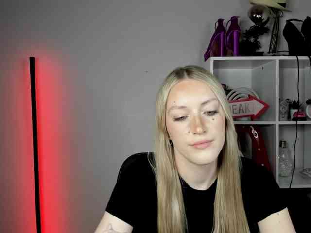 EvelynBlond26 webcam