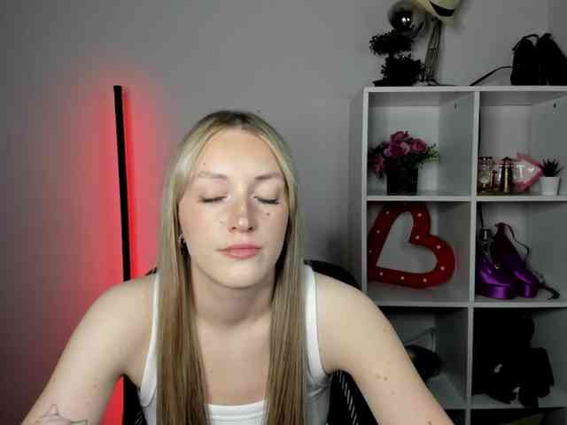 EvelynBlond26 webcam