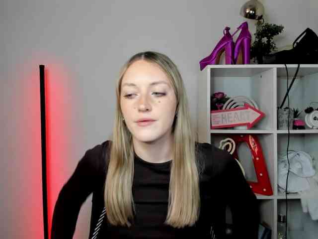 EvelynBlond26 webcam