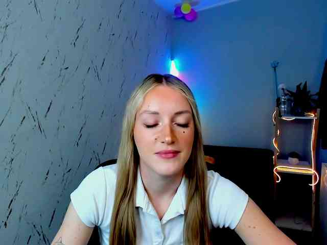 EvelynBlond26 webcam