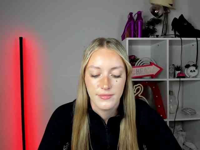 EvelynBlond26 webcam