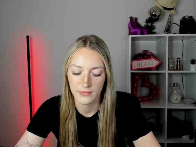 EvelynBlond26 webcam