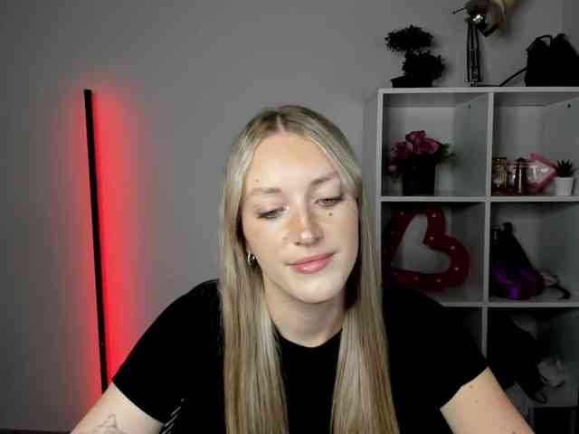 EvelynBlond26 webcam