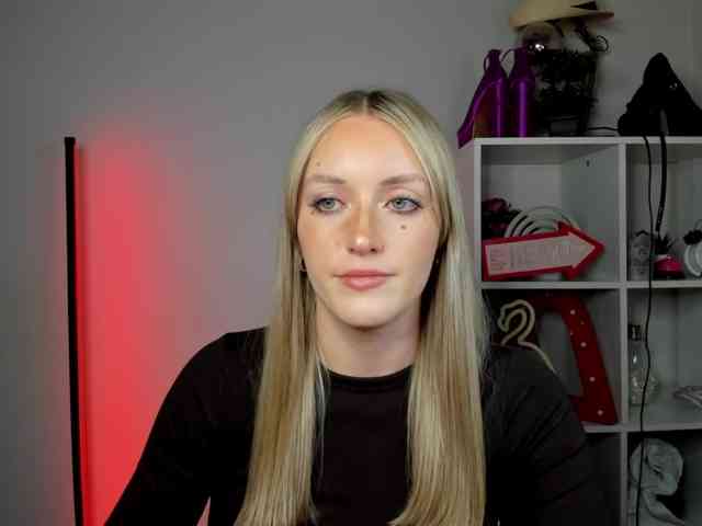 EvelynBlond26 webcam