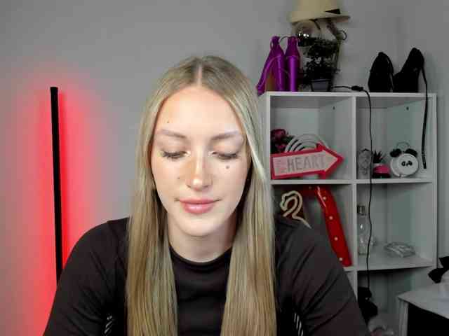 Model: EvelynBlond26