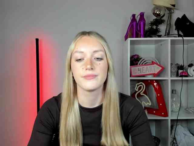 EvelynBlond26 webcam