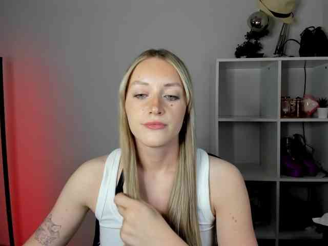 EvelynBlond26 webcam