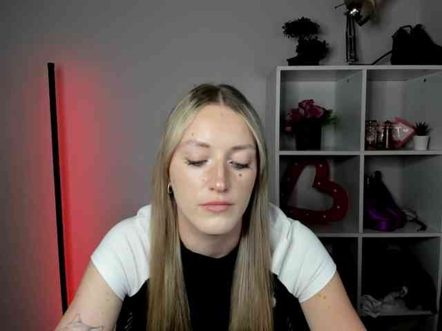 EvelynBlond26 webcam