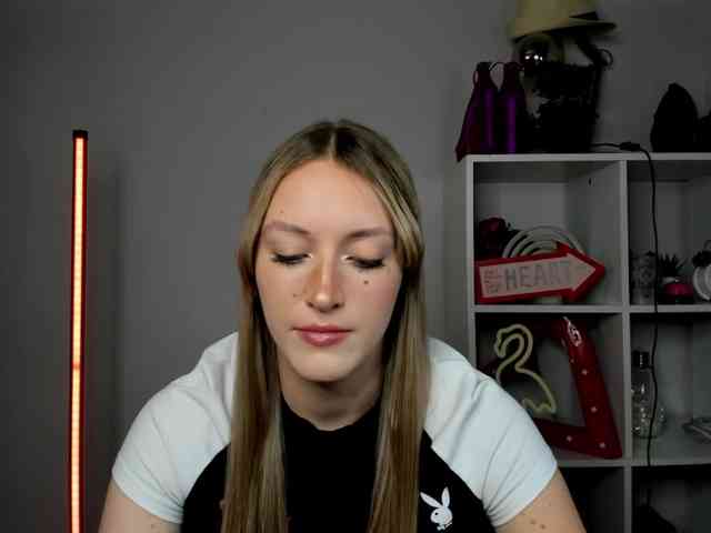 Model: EvelynBlond26
