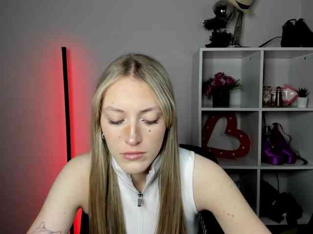 EvelynBlond26 webcam