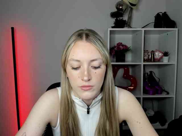 EvelynBlond26 webcam
