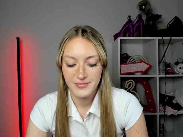 EvelynBlond26 webcam