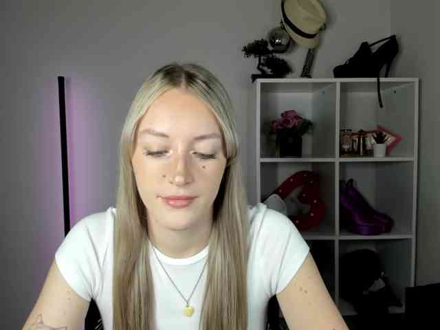 EvelynBlond26 webcam