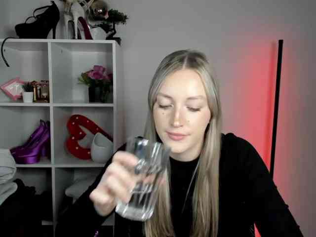 Model: EvelynBlond26