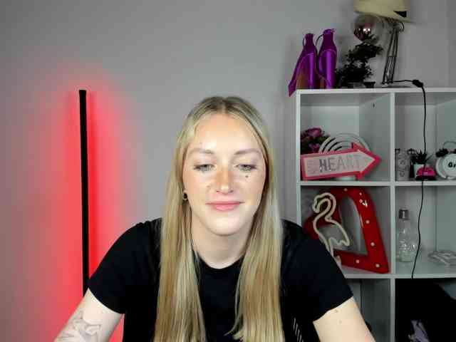 EvelynBlond26 webcam