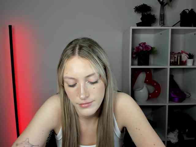 EvelynBlond26 webcam