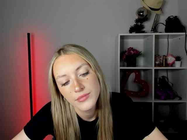 EvelynBlond26 webcam