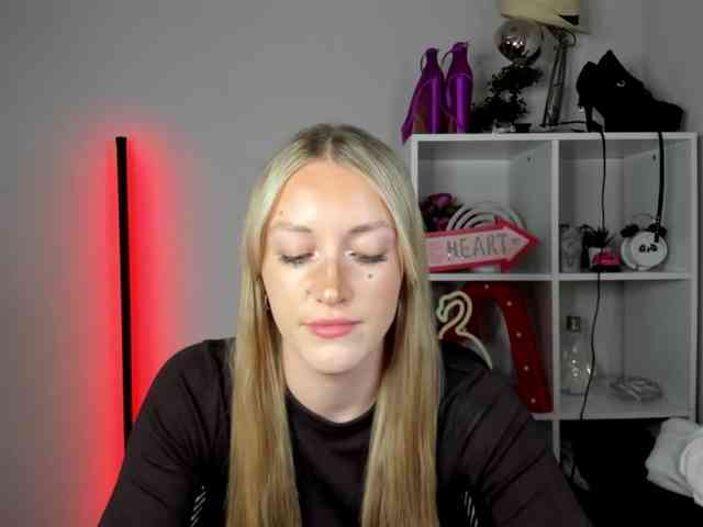 EvelynBlond26 webcam